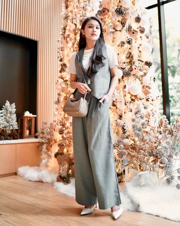 Rumah tangga Sandra Dewi dan suami kerap disorot karena begitu hamonis. Mereka tak pernah diterpa kabar miring. Tak heran jika keluarga ini menjadi salah satu family goals netizen.