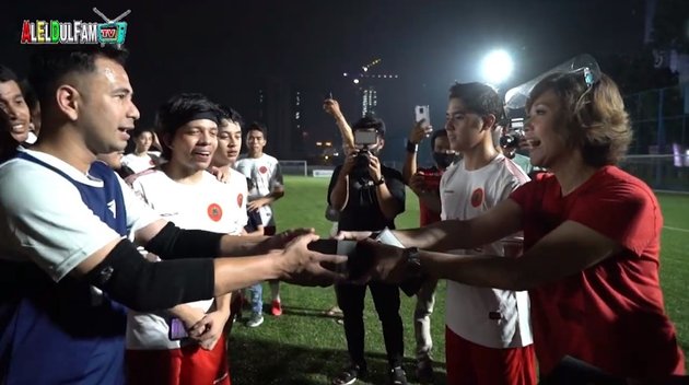 Sultan Abis! This is the 10 Moments of Al Ghazali Giving Luxury Watches to All Teammates in His Soccer Team on His Birthday