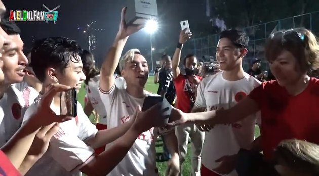 Sultan Abis! This is the 10 Moments of Al Ghazali Giving Luxury Watches to All Teammates in His Soccer Team on His Birthday