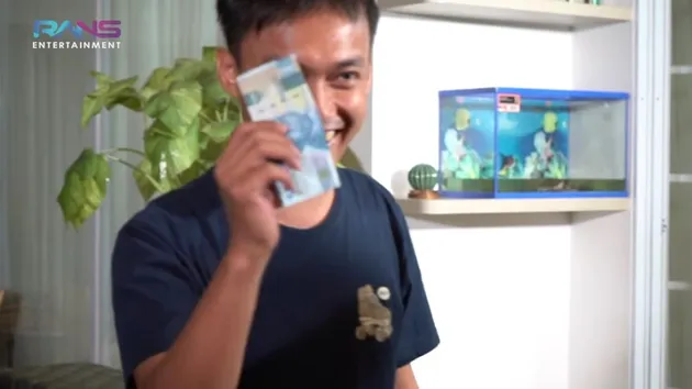 Nagita Slavina Bagi Uang