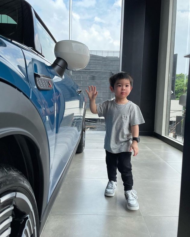 Little Sultan! These are 11 Photos of Mikhael Moeis, Sandra Dewi's Son, Who Likes Mini Cooper Cars - Extremely Happy and Immediately Bought