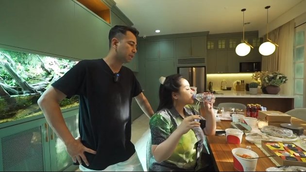 Sultan When Popular, Portraits of Moments Nagita Slavina and Raffi Ahmad Eating at Warteg - Cooking & Painting Their Own House