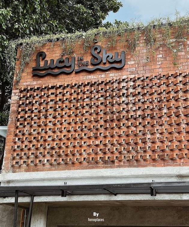 Bar dan restoran bernama Lucy in the Sky milik Wulan Guritno baru diresmikan belum lama ini sebagai outlet ketiga yang dibuka di Jakarta.