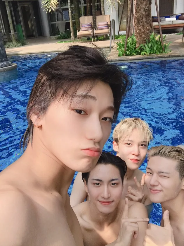 Idol K-Pop Asyik Berenang di Indonesia