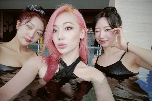 Idol K-Pop Asyik Berenang di Indonesia