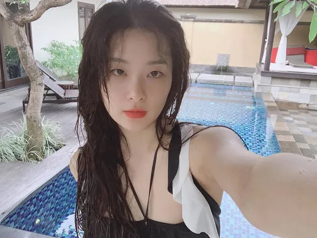 Idol K-Pop Asyik Berenang di Indonesia