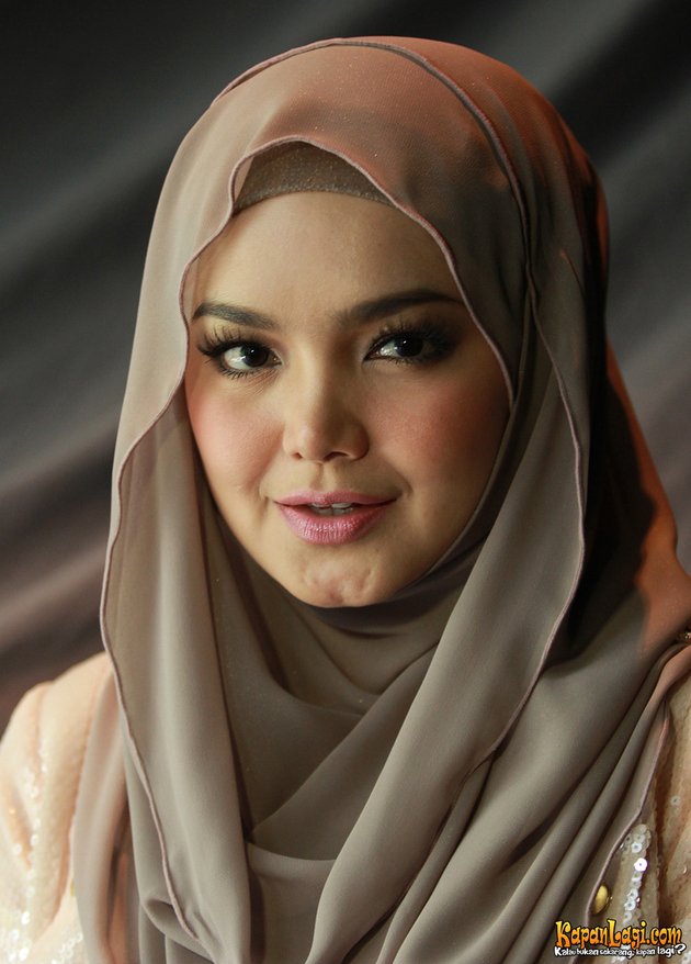 Super Cantik! Siti Nurhaliza Dalam Balutan Hijab Pastel - KapanLagi.com
