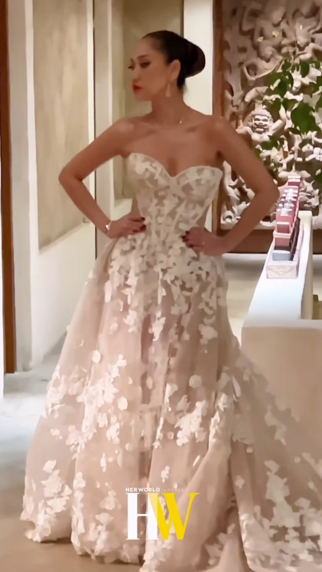Super Hot, 10 Potret Detail of Bunga Citra Lestari's Wedding Dress on the Wedding Reception Night - Elegant with Strapless Transparent Model
