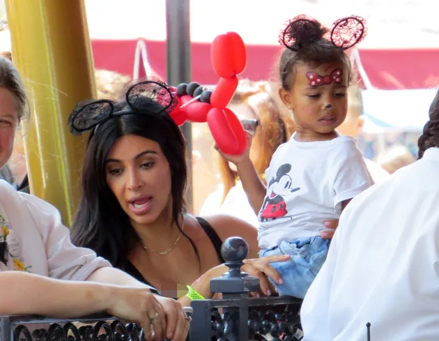 Liburan Artis Hollywood di Disneyland