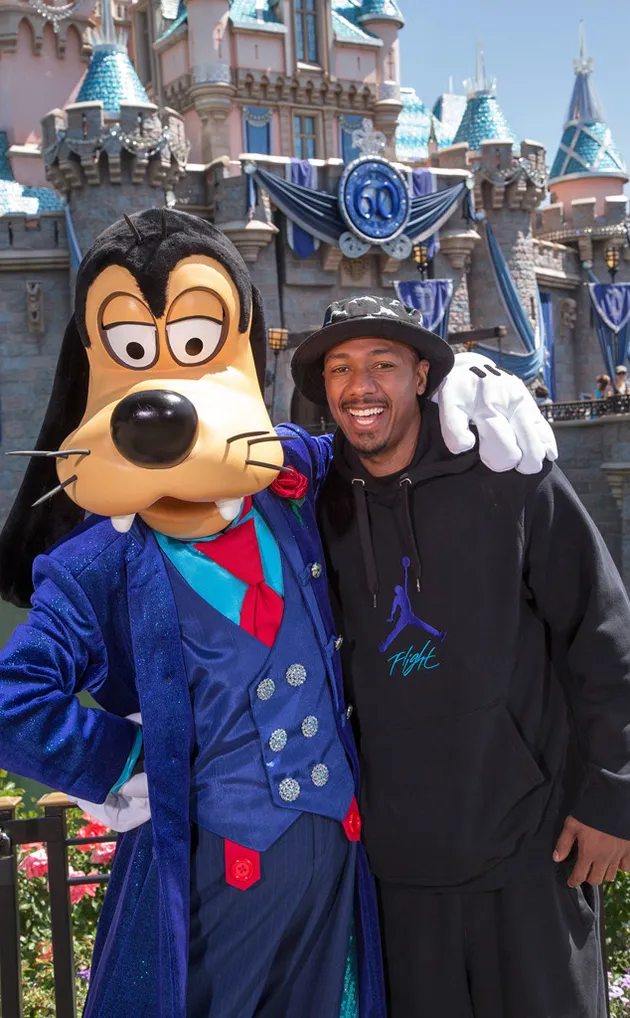 Liburan Artis Hollywood di Disneyland