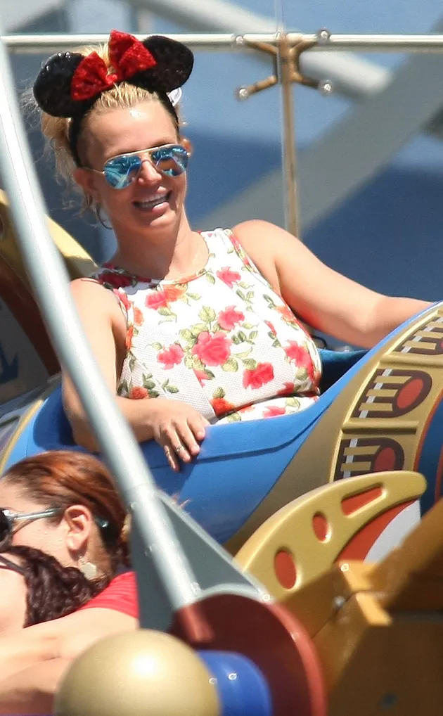 Liburan Artis Hollywood di Disneyland