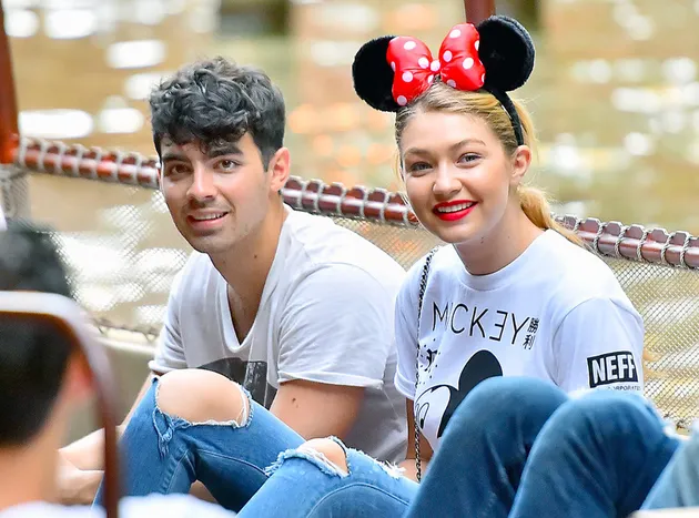 Liburan Artis Hollywood di Disneyland