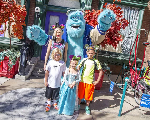 Liburan Artis Hollywood di Disneyland