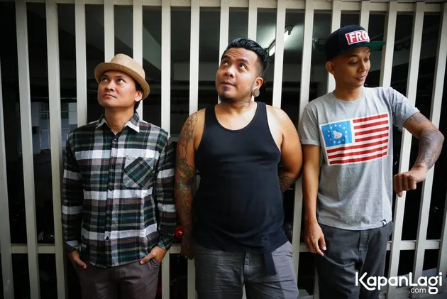 Sudah nggak jaman lagi kalau kamu berpikir rekaman album cuma bisa dilakukan di dalam studio musik saja. Band pop punk asal Yogyakarta, Endank Soekamti membuktikan itu semua dengan cara yang sangat unik.
