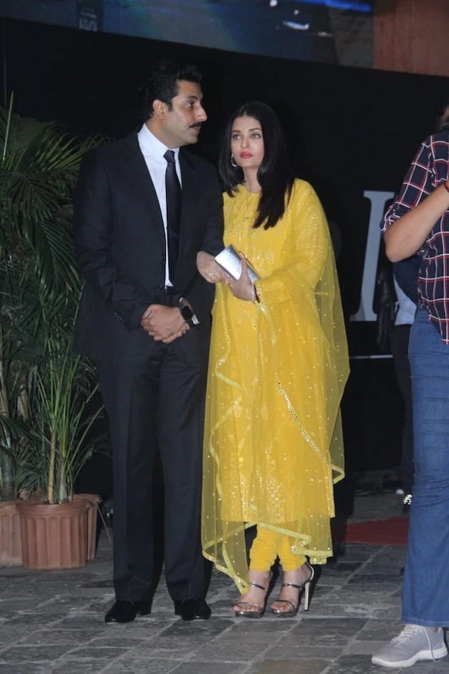 Support Amitabh Bachchan on Stage, Aishwarya Rai Still Keeps Distance with In-Law