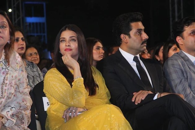Support Amitabh Bachchan on Stage, Aishwarya Rai Still Keeps Distance with In-Law