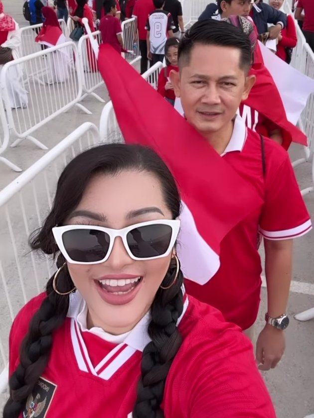 True Supporter! Fitri Carlina's Portrait Watching the Indonesia VS Qatar Match in Doha - Full of Spirit Accompanied by Husband