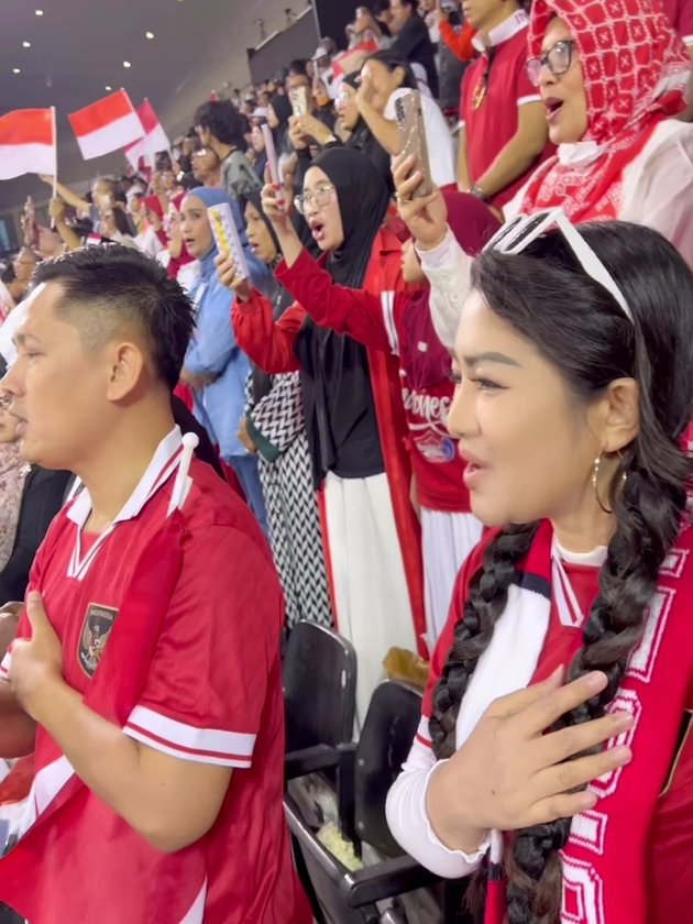 True Supporter! Fitri Carlina's Portrait Watching the Indonesia VS Qatar Match in Doha - Full of Spirit Accompanied by Husband