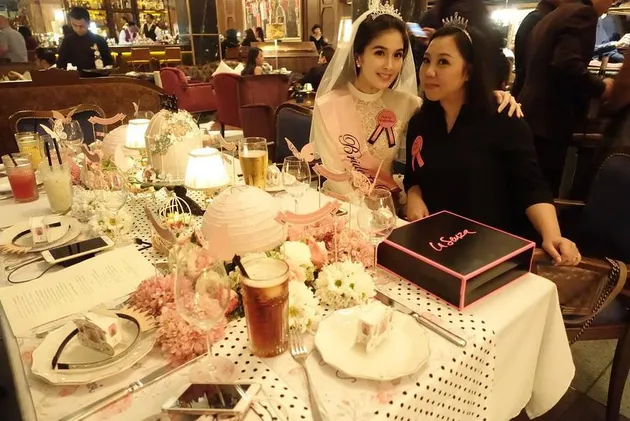 Pesta lajang Sandra Dewi