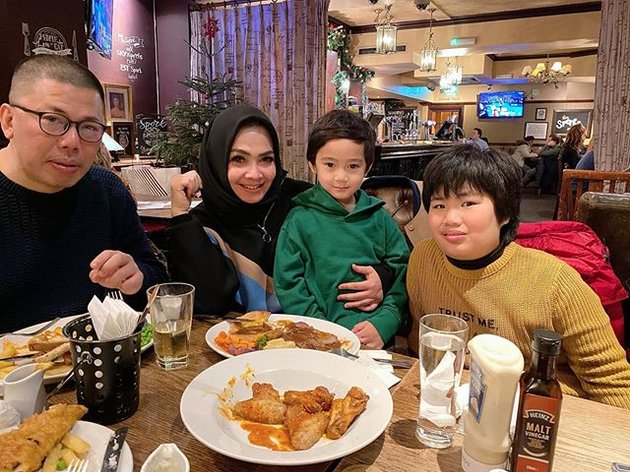 Following Nagita Slavina and Raffi Ahmad to Europe, Rieta Amilia Invites Children and Husband on Vacation Together