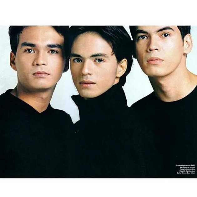 Trio ganteng ini adalah Teddy, Attar dan juga Atalarik Syach yang dulu sama-sama terjun ke dunia hiburan, tepatnya di tahun 90an.