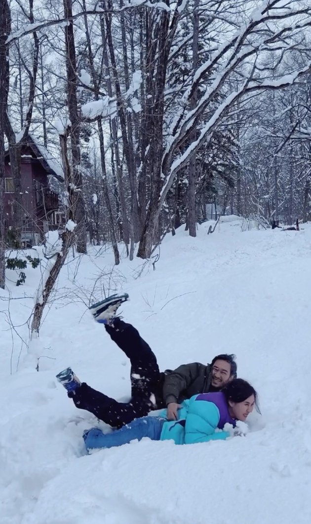 Syahnaz & Jeje Vacation in Japan, Show Intimate Photos - Playing in the Snow with the Twins