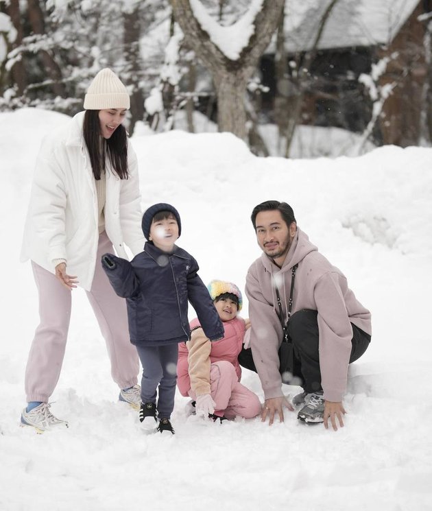 Syahnaz & Jeje Vacation in Japan, Show Intimate Photos - Playing in the Snow with the Twins