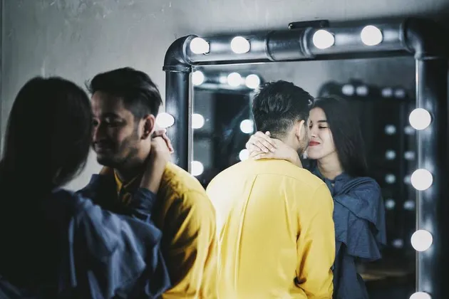 Kalau melihat foto ini pasti mengiranya dua oran yang sedang dimabuk cinta ini sedang pemotretan atau mungkin ada yang mengira prewedding.