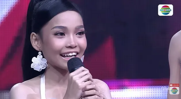 Syaqirah DA 7 Tampil Cantik di Panggung