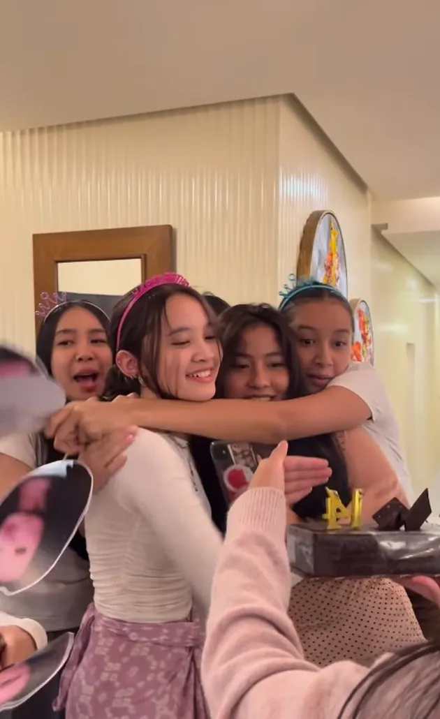 Sybil Bareng Teman-teman Dekatnya