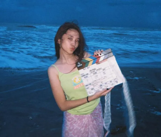 Sybil Syuting di Tepi Pantai