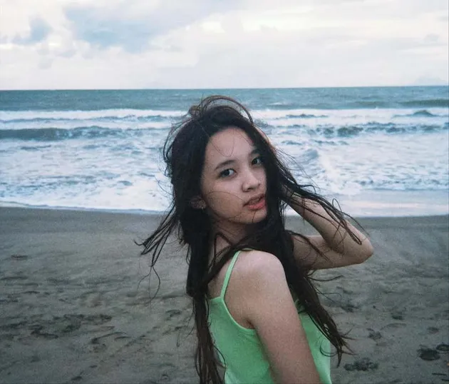Paras Cantik Sybil di Pantai