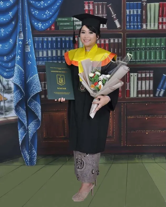 Syifa adik Ayu Ting Ting sarjana manajemen keuangan