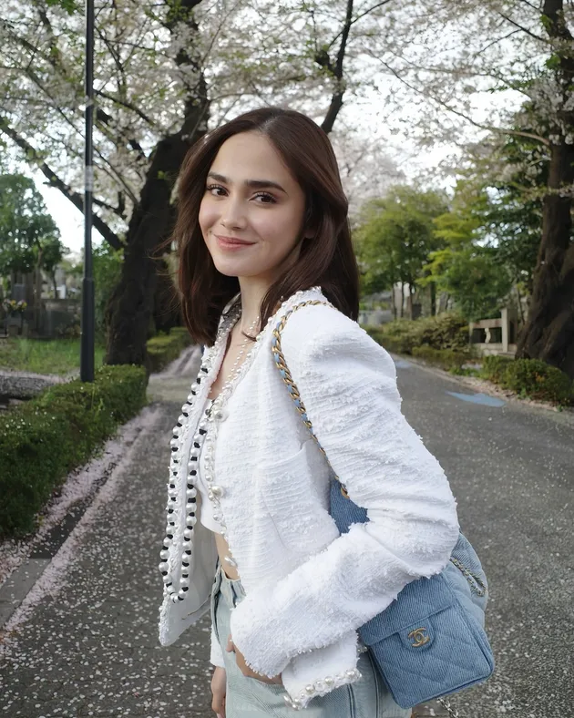Gaya Syifa Hadju pakai blazer putih