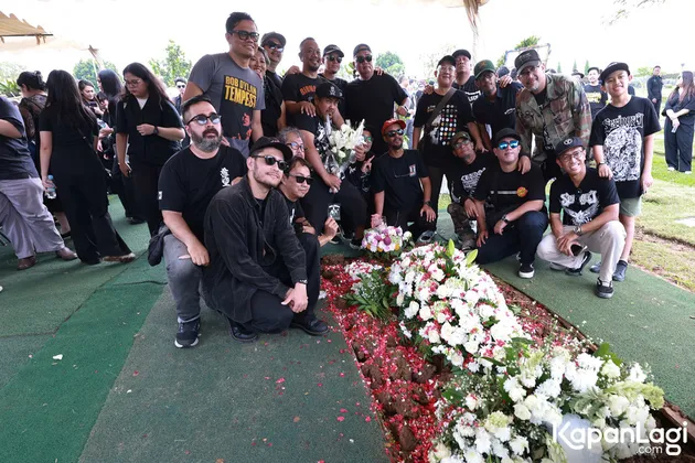 Stiker di Peti Jenazah Ricky Siahaan