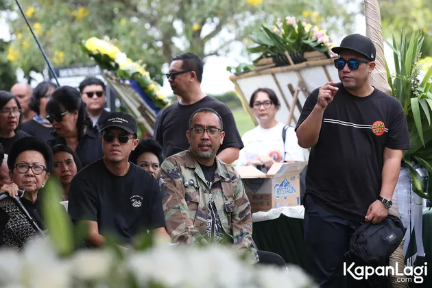 Stiker di Peti Jenazah Ricky Siahaan