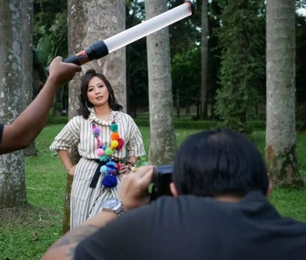 It's a wrap! Setelah menjalani sesi rekaman dan editing untuk lagu barunya, Astrid memutuskan untuk menjalani photoshoot untuk cover singlenya. Kira-kira tema apa yang dipilih penyanyi cantik ini?