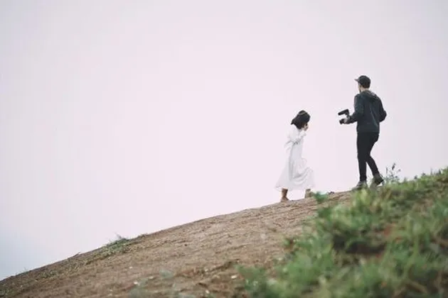 Dari semua syuting video klip yang ia jalani, syuting kali ini terasa sangat berbeda. Pasalnya, selain memakan waktu selama dua hari, ia harus rela bangun jam 2 pagi dan jalan kaki ke puncak selama 20 menit.
