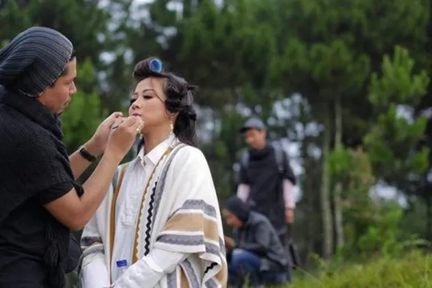 Namun segala kesulitan yang ia hadapi seolah terobati karena adanya tim dibalik layar yang sangat mendukungnya. Menurut Astrid, selain memiliki dedikasi, timnya sangat passionate dalam mengerjakan segala sesuatu.