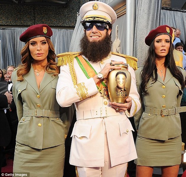 Sacha Baron Cohen datang mengejutkan semua yang hadir di red carpet Oscar 2012. Komedian yang sukses menciptakan tokoh Borat ini kali ini hadir dengan mengenakan pakaian The Dictator. Tak lupa ia membawa pot abu untuk menambah kesan eksentrik. 