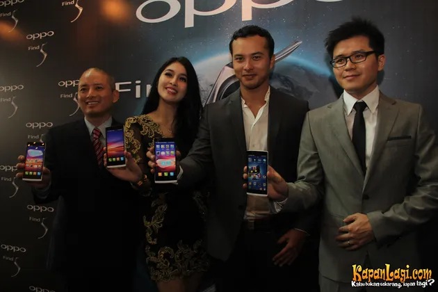 SANDRA DEWI DAN NICHOLAS SAPUTRA BICARA SOAL GADGET 