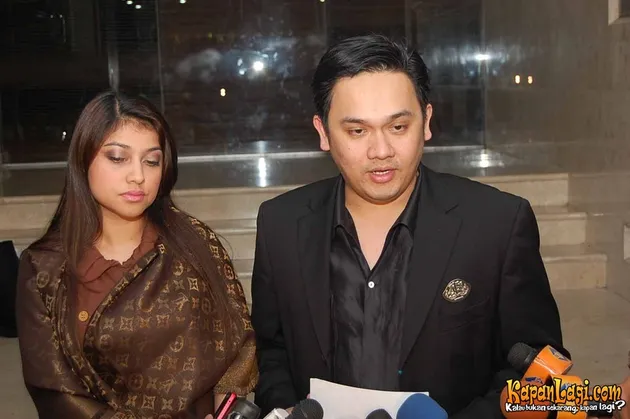 sarah azhari, Farhat Abbas