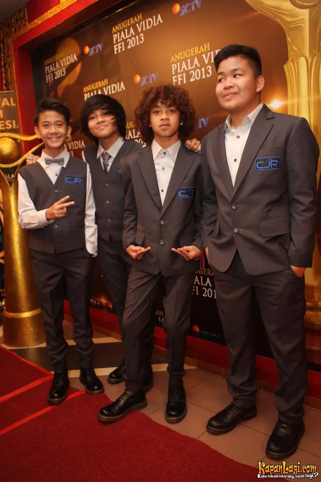 SEDERET SELEBRITI TAMPIL GLAMOR DI RED CARPET PIALA VIDIA 