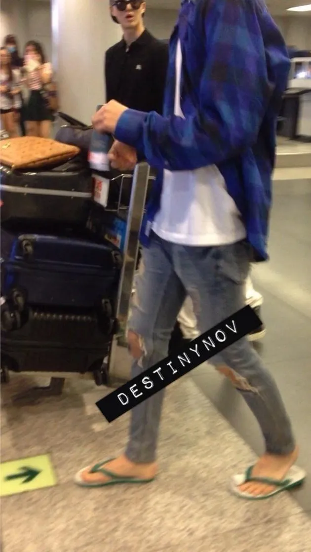Sehun EXO Pede Pakai Sandal Swallow Dari Indonesia - KapanLagi.com