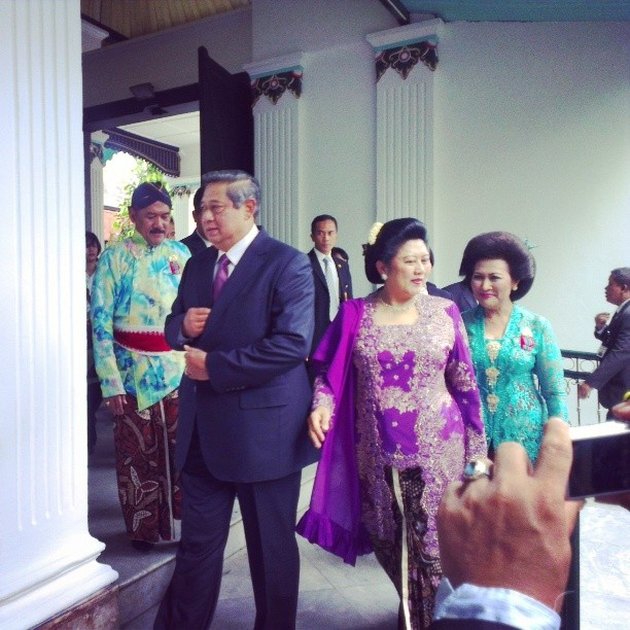 Sejumlah tokoh penting di Indonesia hadir di acara pernikahan GKR Hayu dengan KPH Notonegoro. Tampak hadir di antaranya Presiden SBY beserta istri. Yuk simak foto-foto lainnya!.