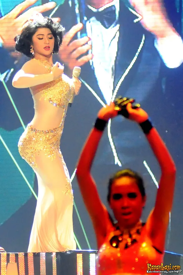 Dewi PErssik, gaun transparan, seksi