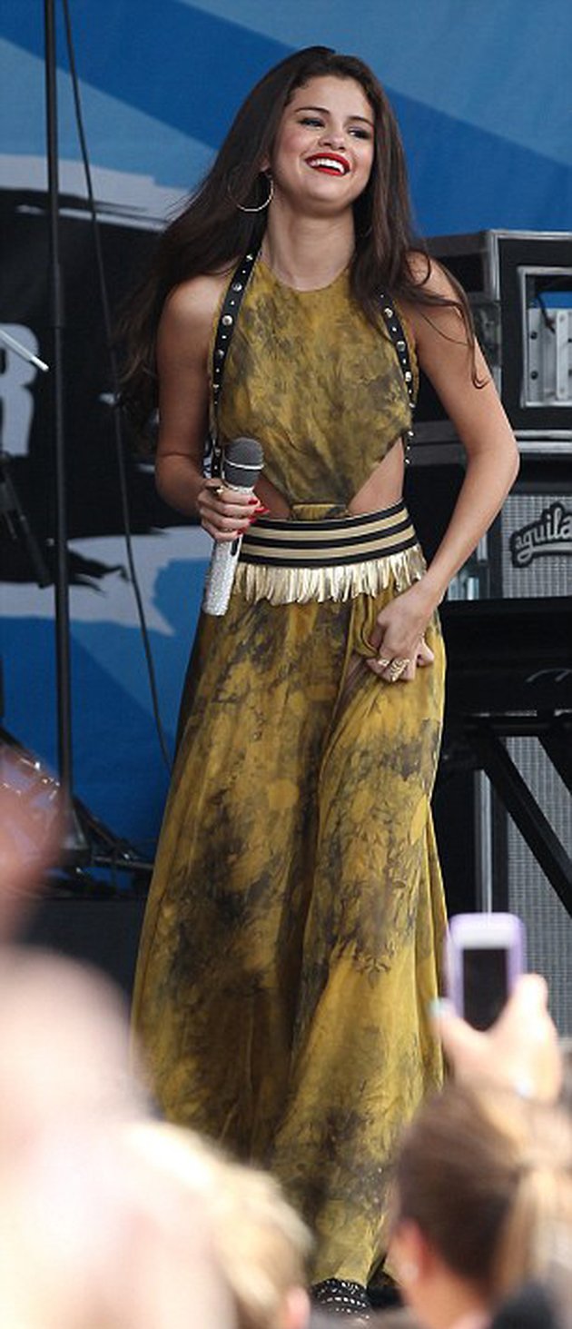 SELENA GOMEZ WARDROBE MALFUNCTION - ROK TERSINGKAP 