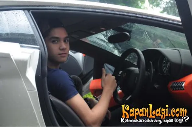 Putra Ahmad Dhani, Al Ghazali, baru-baru ini membantu Raffi Ahmad dalam syuting video klip terbarunya. Simak foto-foto selanjutnya. :)