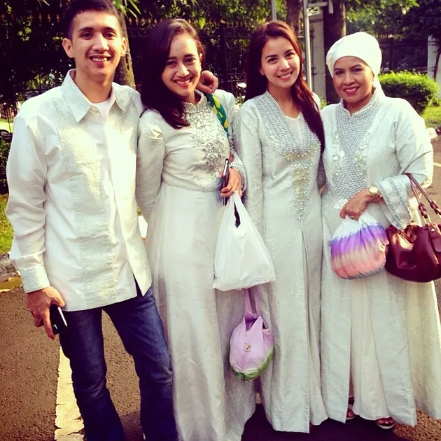 SERUNYA LEBARAN PARA SELEBRITI INDONESIA DI SOSIAL MEDIA 