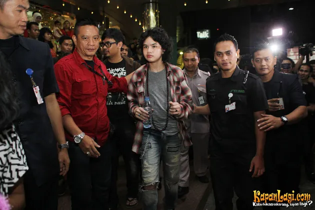 Minggu (2/3) malam, Dul tampak bersiap untuk manggung. Tapi kali ini, ia tak didampingi kakak-kakaknya.